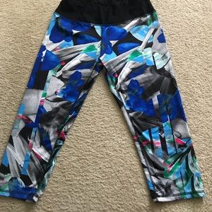 💕Previously loved Reebok capris 💕